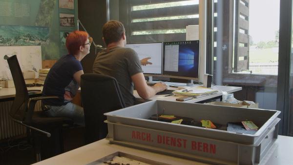 Bild 1 von 18: Im Bild: Der archäologische Dienst in Bern führt die Grabungen unter großer Geheimhaltung durch.