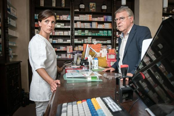 Bild 1 von 5: Annika Stoltz (Julia Brendler, l.); Hajo Trautzschke (Andreas Schmidt-Schaller, r.)