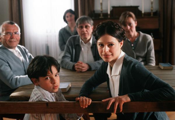 Bild 1 von 14: Im Kreise ihrer Kirchenfreunde: Susanna (Suzan Anbeh, vorne rechts) und ihr Sohn Tim (Moritz Basilico).