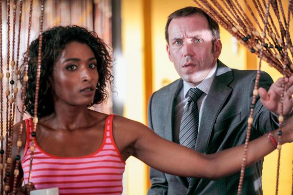 Bild 1 von 27: Im Bild: Sara Martins (Det. Serg. Camille Bordey), Ben Miller (Det. Insp. Richard Poole).