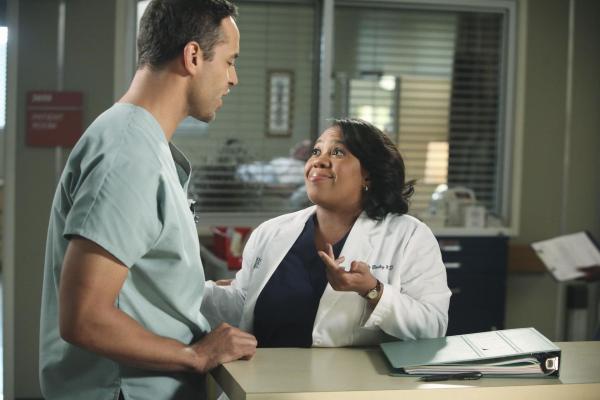 Bild 1 von 43: Während Richard nicht glauben kann, dass Teddy ihren Patienten geheiratet hat, flirtet Bailey (Chandra Wilson, r.) mit dem hübschen Pfleger Eli (Daniel Sunjata, l.) ...
