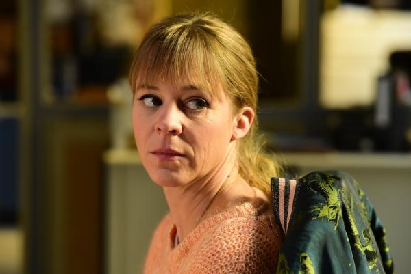 Bild 1 von 15: Angelika Flierl (Bernadette Heerwagen) fühlt sich ertappt, als ihr Kollege Harald Neuhauser sie auf  Datingportale anspricht.