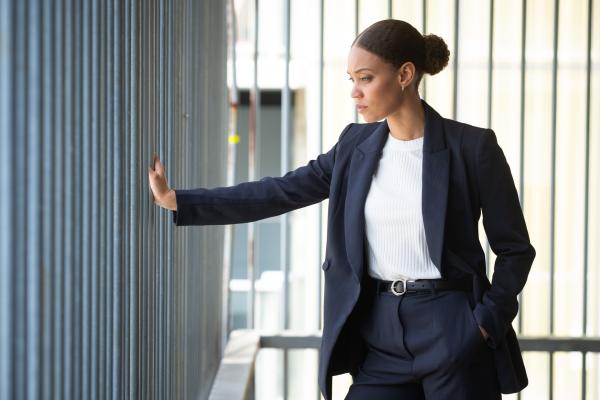 Bild 1 von 8: DS Meg Driscoll (Kirsty Sturgess) steht als Leiterin der Ermittlungen im viel beachteten Mordfall Sophie unter Druck.