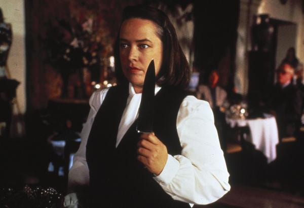 Bild 1 von 11: Annie (Kathy Bates) hat nach einem Autounfall den verletzten Sheldon gerettet. Ihre liebevolle Pflege verwandelt sich aber bald in Terror, als sie verlangt, dass Sheldon seinen jüngsten Roman nach ihren eigenen Wunschfantasien schreibt ...