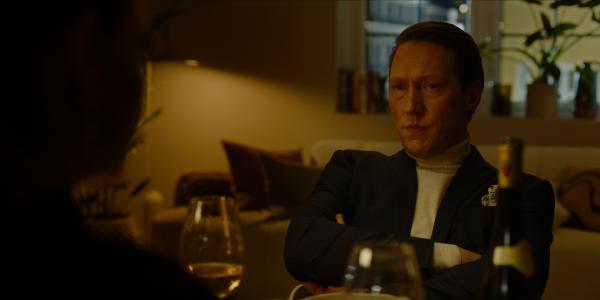 Bild 1 von 3: Adam (Simon J. Berger) ist bei Hermine zum Abendessen eingeladen. Er ist bereit, sie in Ruhe zu lassen, wenn sie ihm im Gegenzug hilft.