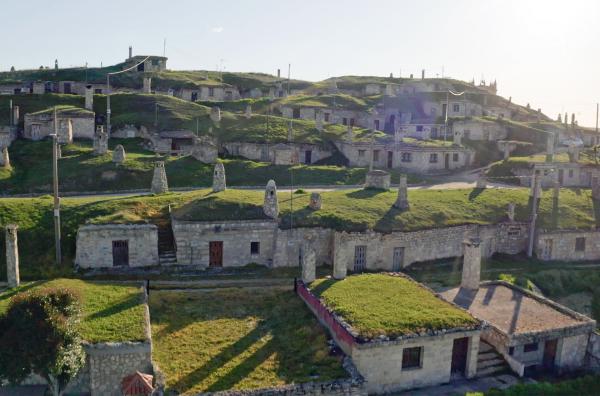 Bild 1 von 1: Ein Spanien voller handwerklicher Leidenschaft und rauer Schönheit. Die 374 Bodegas von Baltanás etwa sind jahrhundertealte Weinkeller und bis heute in privaten Händen.