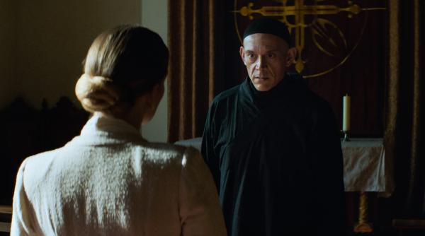 Bild 1 von 7: Abt Fedor (Robert Dölle) stellt Helen (Sina Martens) zur Rede.