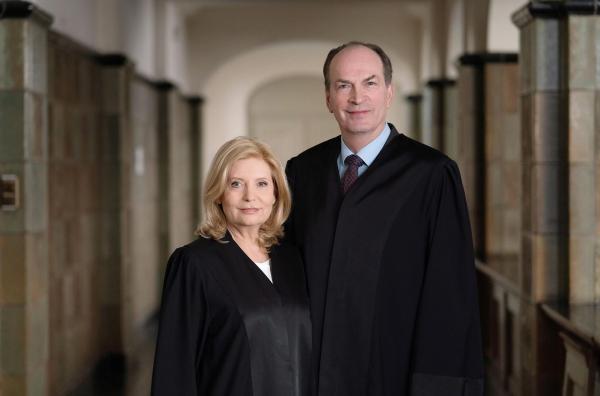 Bild 1 von 4: Isabel von Brede (Sabine Postel, l.); Markus Gellert (Herbert Knaup, r.)