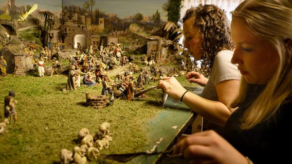 Bild 1 von 8: Wenige Tage vor Heiligabend, in Ranggen auf dem Wölflhof, ist die Familie Gratl kurz vor der Fertigstellung ihrer Krippe.