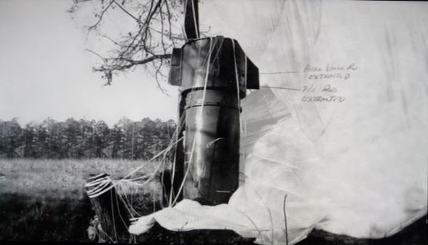 Bild 1 von 1: Beim Absturz eines Bombers in Goldsboro (USA) gingen auch zwei Wasserstoffbomben nieder, die jedoch nicht detonierten. Bei einer der Bomben öffnete sich der Fallschirm, wodurch sie relativ unbeschädigt blieb.