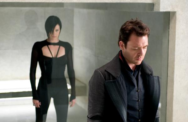 Bild 1 von 3: Während ihrer Mission wird Aeon (Charlize Theron, l.) entdeckt und gerät in Trevor Goodchilds (Marton Csokas, r.) Gefangenschaft. Kann sie entkommen und ihre Mission dennoch erfüllen?