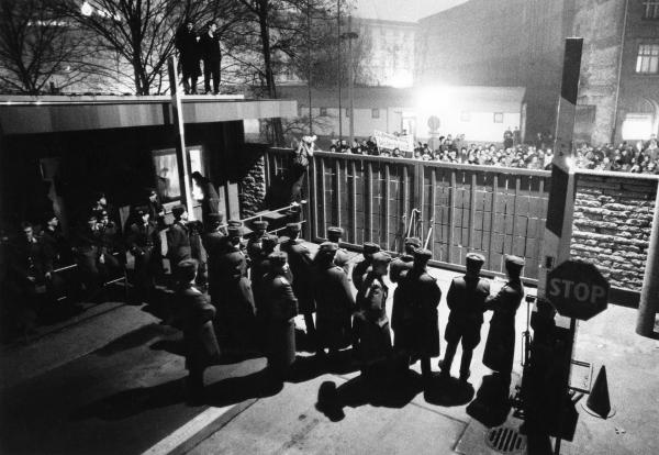 Bild 1 von 4: 1989 ziehen Demonstrierende friedlich vor die Leipziger Stasi-Zentrale. Hinter den Kulissen ringt die Staatsführung der DDR um den Einsatz von Waffen.