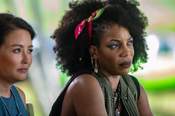 Bild 1 von 3: Neben Bliss Monroe (Elizabeth Tan, l.) zählt auch die Privatdetektivin Zelda Moncrief (Jocelyn Jee Esien, r.) zu den Verdächtigen, da sie vom Tatort geflüchtet ist. Hat sie etwas gesehen, was sie nicht sehen sollte?
