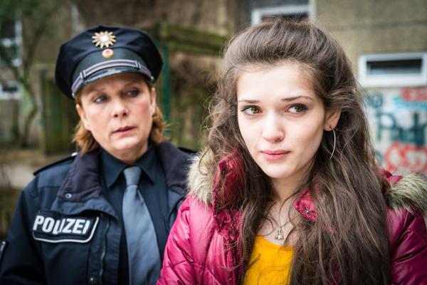 Bild 1 von 10: Claudia (Janette Rauch, l.) stellt Lea Niebaum (Caroline Hartig, r.) zur Rede.