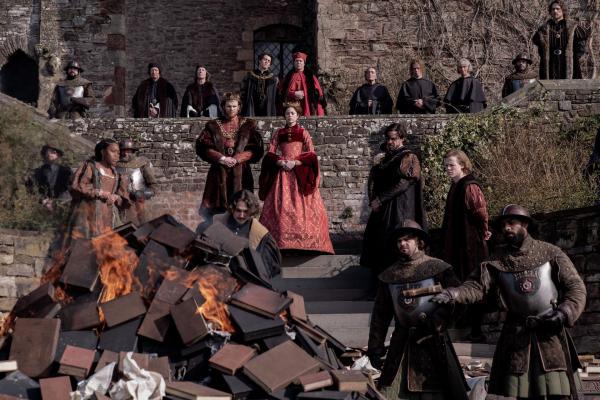 Bild 1 von 6: (v.l.n.r.) Lina de Cardonnes (Stephanie Levi-John); Henry VIII. (Ruairi O'Connor); Katharina von Aragon (Charlotte Hope); Edward Stafford (Olly Rix); Oviedo (Aaron Cobham)