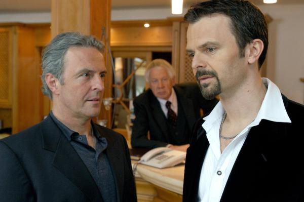 Bild 1 von 21: Im Bild (v.li.): Huub Stapel (Henrik van Huisen), Peter Lodynski (Stefan Steinkeller), Zsolt Bacs (Apolonio Barnas).