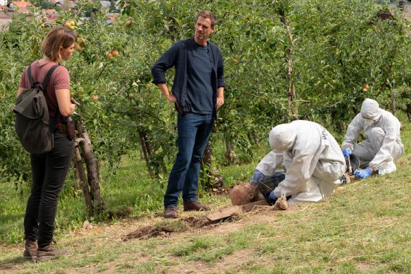 Bild 1 von 6: Auf einer Streuobstwiese wurde die Leiche eines Obstbauern gefunden. Die Kommissare Maris Bächle (Jessica Schwarz) und Konrad Diener (Max von Thun) nehmen die Ermittlungen auf.