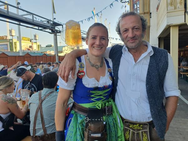 Bild 1 von 34: Der Schmidt Max mit Wiesn-Kellnerin Marlene Graßl.