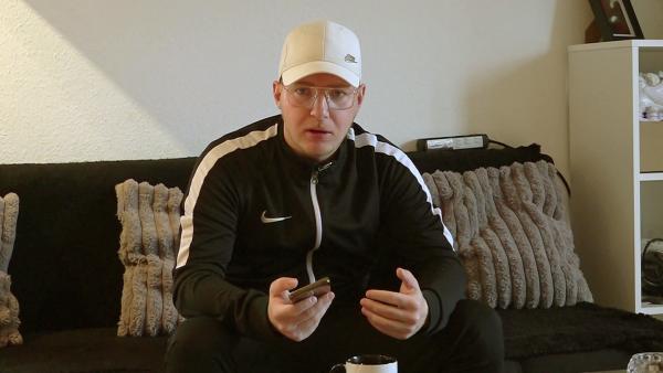 Bild 1 von 2: Jonas will eine Ausbildung zum Rettungsschwimmer machen. Doch seine langjährige Berufstätigkeit könnte die nötige finanzielle Unterstützung verhindern...