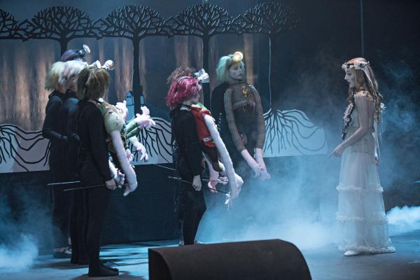 Bild 1 von 4: Sara (Caroline Vedel, rechts) im Theater.
© BR/DR/Per Arnesen - Honorarfreie Verwendung gemäß AGB im redaktionellen Zusammenhang mit genannter Sendung bei Nennung \