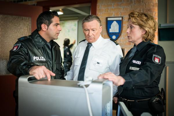 Bild 1 von 9: Tarik (Serhat Cokgezen, l.) und Claudia (Janette Rauch, r.) haben Viktors Rechner sichergestellt und hoffen, darauf Hinweise zu finden. Wolf Haller (Hannes Hellmann, M.) ist gespannt.