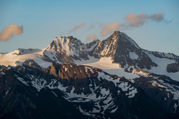 Bild 1 von 10: Landschaftsaufnahme bei Dreharbeiten während Servus TV´s Bergwelten - Nationalpark Hohe Tauern Tirol - Kals am 12.06.2023 // SI202509230463 // ServusTV / Season 13 / Bergwelten / Episode 15 - Nationalpark Hohe Tauern - 2/2 Salzburg / Tirol // ServusTV / Wild Nature Film