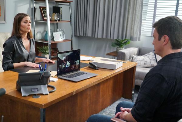 Bild 1 von 3: John Nolan (Nathan Fillion) sucht nach seinem dramatischen Einsatz Rat bei Captain Zoe Andersen (Mercedes Mason).