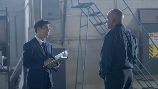 Bild 1 von 3: Ein Ermittler der US-Verkehrsbehörde NTSB spricht mit dem Mechaniker, der die letzte Wartung durchgeführt hat. (Reenactment-Szene).