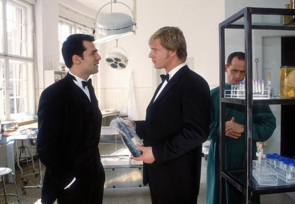 Bild 1 von 6: Im Bild: Kommissar Toprak (Erol Sander, li.) und sein Assistent Holldau (Henning Baum) wurden vom Polizeiball zu einem Tatort eines Mordes gerufen. Ein Oberstaatsanwalt ist tot in einem Sex-Klub aufgefunden worden. Die beiden bringen die ersten Beweisfunde zu ihrem Kollgen Dr. Buchner (Tim Wilde, re.) in die Pathologie.