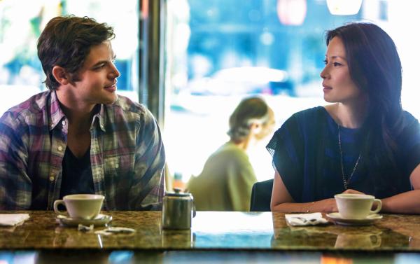 Bild 1 von 3: Joan Watson (Lucy Liu, r.) gerät in einen Gewissenskonflikt, als Joey Castoro (Jeremy Jordan, l.), der Sohn eines ehemaligen Patienten sie um einen Kredit bittet ...