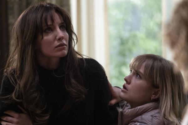 Bild 1 von 9: Madison Lake Mitchell (Annabelle Wallis, l.); Sydney Lake (Maddie Hasson, r.)