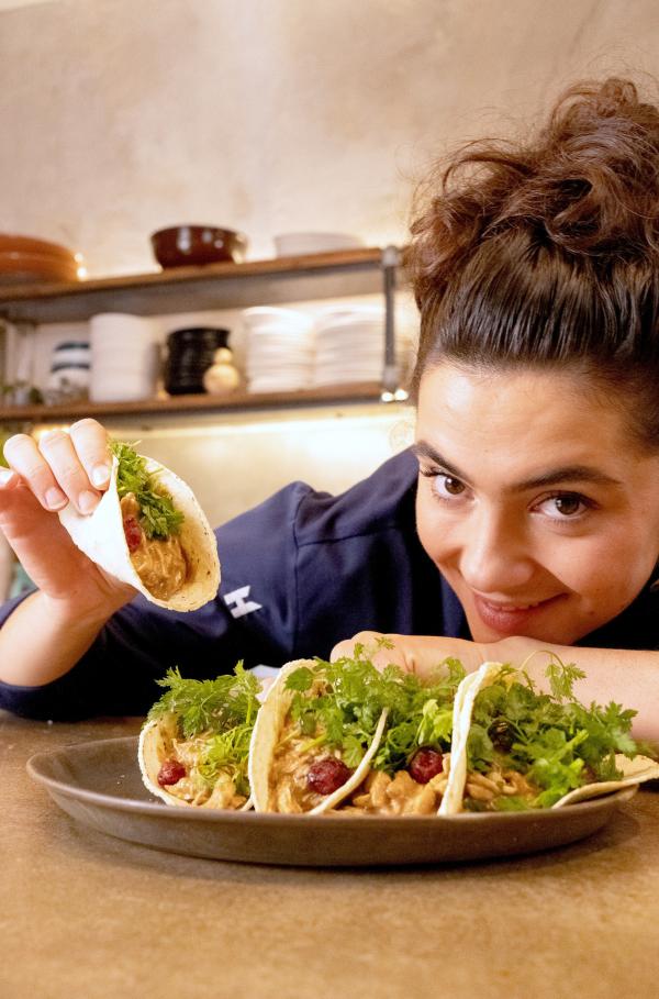 Bild 1 von 3: Lucie bereitet Tortilla-Chips mit einer Cranberry Mole zu.