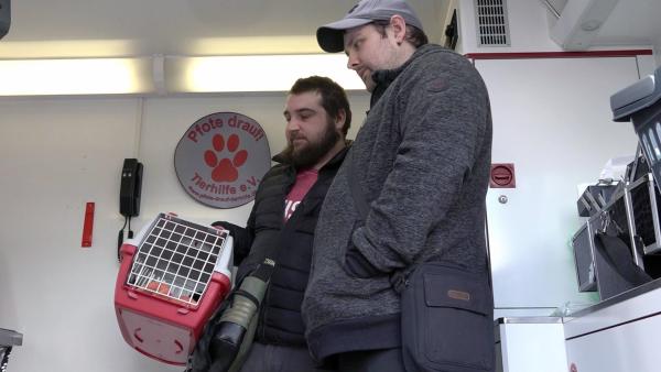 Bild 1 von 3: Sascha (li.) und Mike haben vor einigen Monaten einen neuen Kater adoptiert, doch eine Kastration konnten sich die Ehemänner bislang nicht leisten. Gemeinsam suchen die Bürgergeldempfänger nach einer kostengünstigen Lösung.