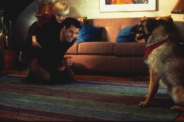 Bild 1 von 3: James (John Travolta, r.) möchte seinen Sohn Mikey (David Gallagher, l.) aufheitern und schenkt ihm einen Hund. Mikey hatte nämlich erfahren, dass der Weihnachtsmann nicht echt ist.