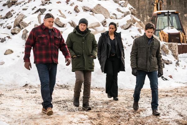 Bild 1 von 9: (v.l.n.r.) Chief Curotte (Brandon Oakes); Jess LaCroix (Julian McMahon); Sheryll Barnes (Roxy Sternberg); Mike Fitts (Chris Tardio)