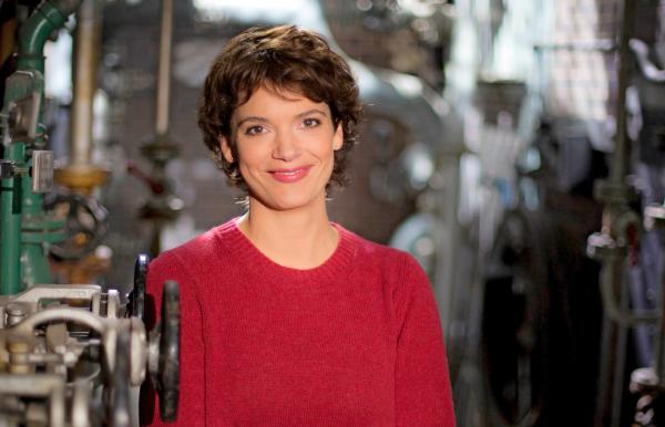 Bild 1 von 8: Moderatorin Lena Ganschow in der Werkhalle.