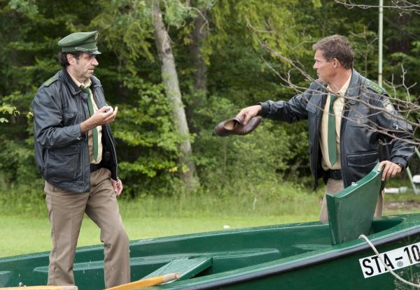 Bild 1 von 11: Hubert (Christian Tramitz, rechts) und Staller (Helmfried von Lüttichau) finden Spuren am Tatort.