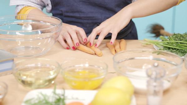 Bild 1 von 6: Die Zutaten für den Karottenkuchen liegen bereit.