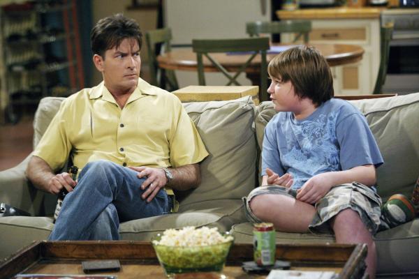 Bild 1 von 5: Charlie (Charlie Sheen, l.) spielt sich vor seinem Neffen Jake (Angus T. Jones, r.) mal wieder als Frauenheld auf ...