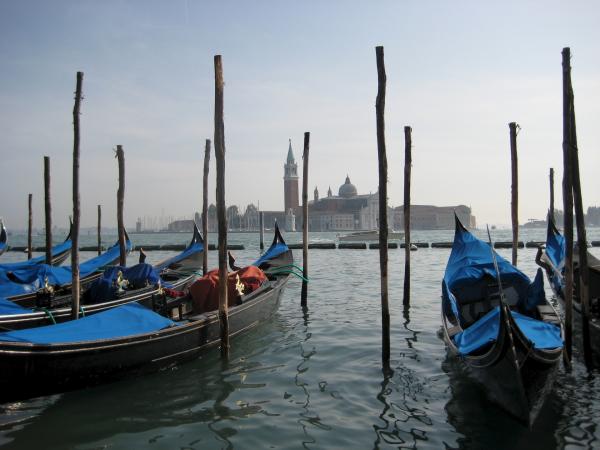 Bild 1 von 9: Venedig, La Serenissima - ein Superbau auf Stelzen. Eine Stadt im Wasser, errichtet auf Millionen von Holzpfählen in einer flachen Lagune. Von so vielen Besuchern aufgesucht wie kaum eine andere Stadt der Welt und derart beliebt, dass in Las Vegas eine Kopie erbaut wurde.