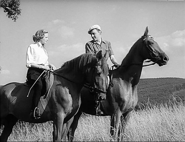 Bild 1 von 7: Im Bild: Hannelore Bollmann (Vera Sternberg), Hans Holt (Heinz Huber, Verwalter).