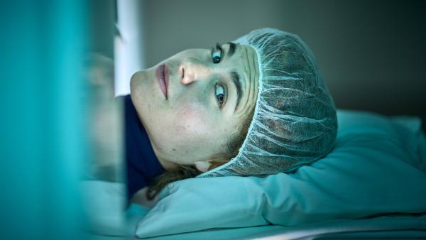 Bild 1 von 6: Nachdem sie in ihrer Jugend schwer an Krebs erkrankt war, lässt sich Emma (Hanna van Vliet) regelmäßig in der Klinik durchchecken.