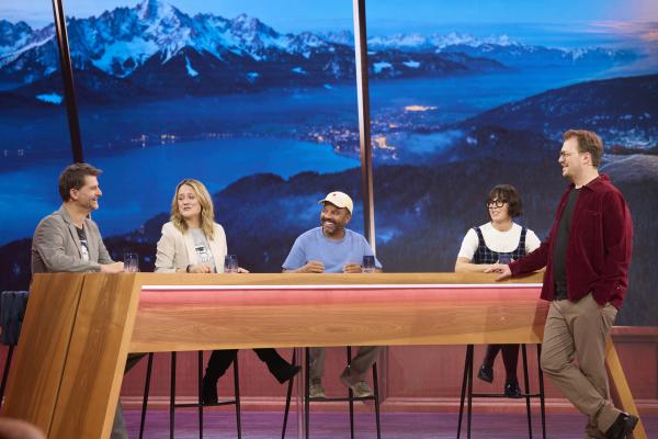 Bild 1 von 1: Maxi Gstettenbauer (rechts) begrüßt mit den festen Panelgästen Eva Karl Faltermeier (2. von rechts) und Michael Altinger (links) die Gäste Simon Pearce und Lisa Feller.