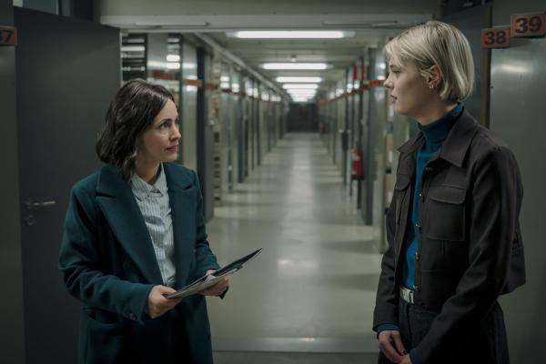 Bild 1 von 8: Bea Metcalf (Laura Fraser, l.); Patience Evans (Ella Maisy Purvis, r.)