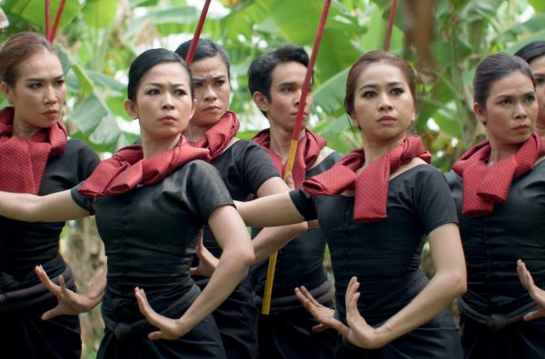Bild 1 von 2: Eine kambodschanische Tanzgruppe erforscht die Geschichte von Chea Samy und Pol Pot.