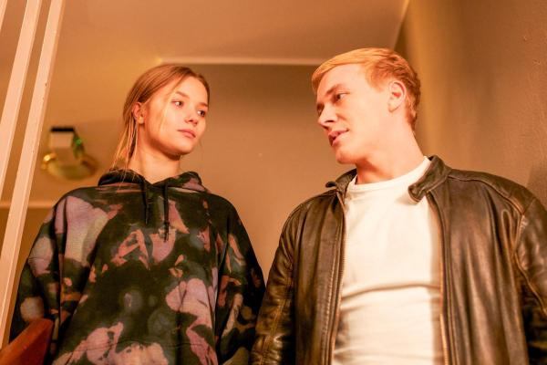 Bild 1 von 14: Im Bild: Tim Münzinger (Julius Nitschkoff) ist eine große Stütze für Vivi Klettmann (Julia Beautx).