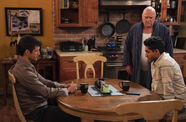 Bild 1 von 9: Riley (Parker Young, l.); Al (Adhir Kalyan, unten); Art (Dean Norris, oben)