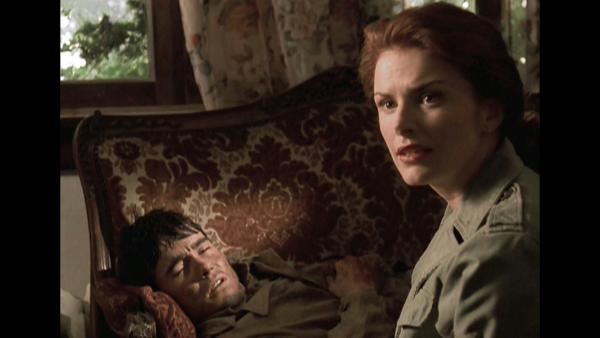 Bild 1 von 11: Monica (Roma Downey, r.) kuemmert sich um den verletzten Soldaten Eddie Rourke (Andrew Kavovit). Verwendung nur in Verbindung mit Programmpromotion und Programmpresse. Jede andere Nutzung ist streng untersagt.