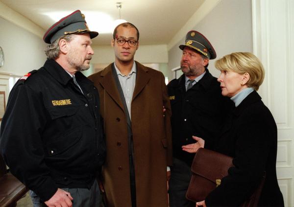 Bild 1 von 7: Im Bild: Julia informiert sich über den Fortgang der Ermittlungen (v.li.: Michael König, Nino Sandow, Ludwig Dornauer, Christiane Hörbiger).