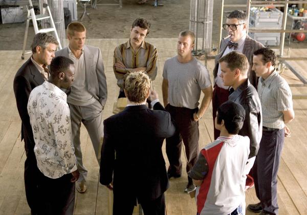 Bild 1 von 13: Im Bild: Don Cheadle (Basher Tarr), George Clooney (Danny Ocean), Brad Pitt (Rusty Ryan), Casey Affleck (Virgil Malloy), Eddie Izzard (Roman Nagel), Scott Caan (Turk Malloy), Elliott Gould (Reuben Tishkoff), Matt Damon (Linus Caldwell), Eddie Jemison (Livingston Dell).